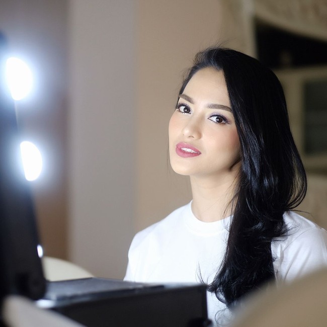 Lidah buaya 10 menit sebelum mandi aku gosok ke daerah rambut yang mulai menipis. Make sure sampai ke akar rambut. Setelah itu baru keramas. Kelapa sama juga 10 menit didiemin di rambut terus pakai shower cap gitu, baru keramas. Kalau minyak kemiri ini karena dia lepek biasanya abis aku pakai bisa keramas pakai shampoo itu dua kali. Makanya aku lebih prefer buat perawatan di rumah biar waktunya juga bisa aku pakai bareng anak-anak, ucap Ririn. Foto: Instagram