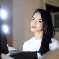 Lidah buaya 10 menit sebelum mandi aku gosok ke daerah rambut yang mulai menipis. Make sure sampai ke akar rambut. Setelah itu baru keramas. Kelapa sama juga 10 menit didiemin di rambut terus pakai shower cap gitu, baru keramas. Kalau minyak kemiri ini karena dia lepek biasanya abis aku pakai bisa keramas pakai shampoo itu dua kali. Makanya aku lebih prefer buat perawatan di rumah biar waktunya juga bisa aku pakai bareng anak-anak, ucap Ririn. Foto: Instagram