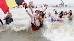 Foto: Dingin-dingin, Ribuan Warga Belgia Nyebur ke Laut