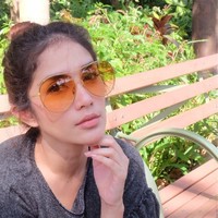 Dalam beberapa momen, Ussy Sulistiawaty sering mengenakan kacamata gaya dengan brand Victoria Beckham dari Optik Seis. Kacamata dengan lensa bening warna kuning itu mampu melengkapi penampilan. Foto: Dok. Instagram @ussypratama