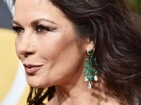 Di Usia 48, Catherine Zeta Jones Seksi Bergaun Menerawang