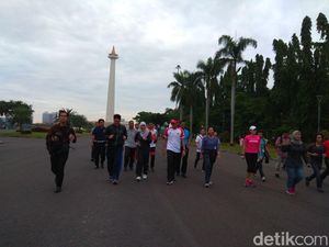 Sandi dan Rini Jalan Santai di Monas Sambil Bahas Infrastruktur