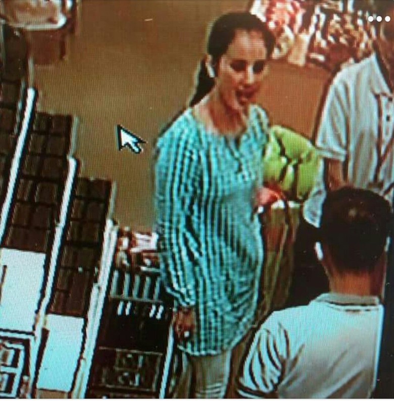 Viral! Perempuan Ini Tinju Pramuniaga di Karawang Viral! Perempuan Ini Tinju Pramuniaga di Karawang