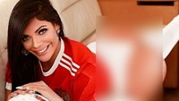 Saking sukanya dengan Barcelona dan sepakbola, Suzy Cortez mengunggah foto juga menyambut Piala Dunia 2018 lewat pose ini. Foto: Instagram/suzycortez