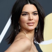 Meskipun jerawat sedang meradang, Kendall Jenner tetap percaya diri berpose di red carpet Golden Globes 2018, beberapa waktu lalu. Model 22 tahun itu pun jadi perbincangan. Jangan pernah membiarkan hal menyebalkan (jerawat) itu menghentikanmu, kata Kendall soal jerawatnya. Foto: Frederick M. Brown/Getty Images