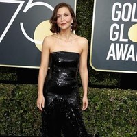 Tahun ini, cukup banyak aktris yang memilih pakai celana di Golden Globes 2018. Maggie Gyllenhaal adalah salah satunya. Ia menerapkan atasan tube penuh sequin dan berdetail rumbai yang dipadukan dengan celana. Foto: Getty Images
