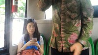Ini foto ketika Vero mendampingi Ahok menjajal Kopaja baru rute Tanjung Priok. Minggu pagi mencoba kopaja baru rute Tanjung Priok- Marunda bersama istri. Pemprov DKI secara bertahap akan terus menambah dan memperbaiki angkutan umum di Jakarta. Butuh proses untuk memindahkan warga dari kendaraan pribadi ke kendaraan umum. Masyarakat dan pemerintah harus saling mendukung.#JakartaBaru 17 januari 2016, tulis Ahok di akun instagramnya.  (Foto: dok. Instagram @basukibtp)