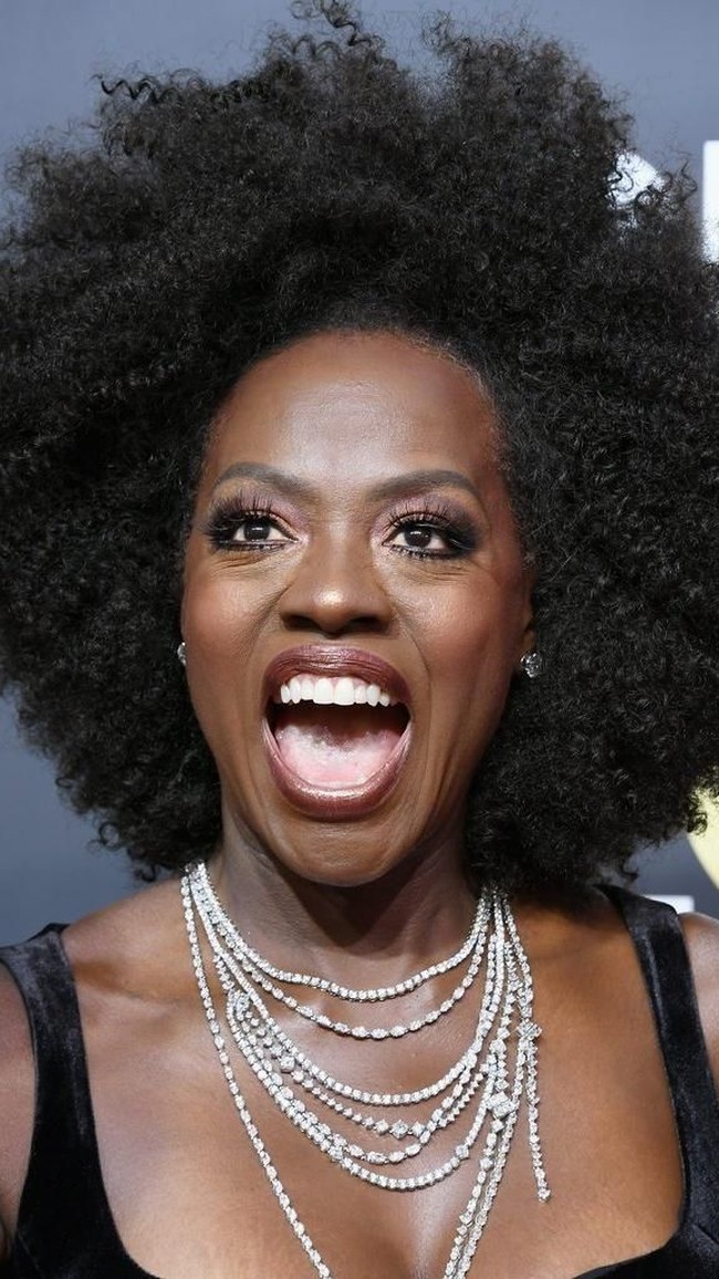 Viola Davis percaya diri menampilkan rambut naturalnya.  Foto: Getty Images