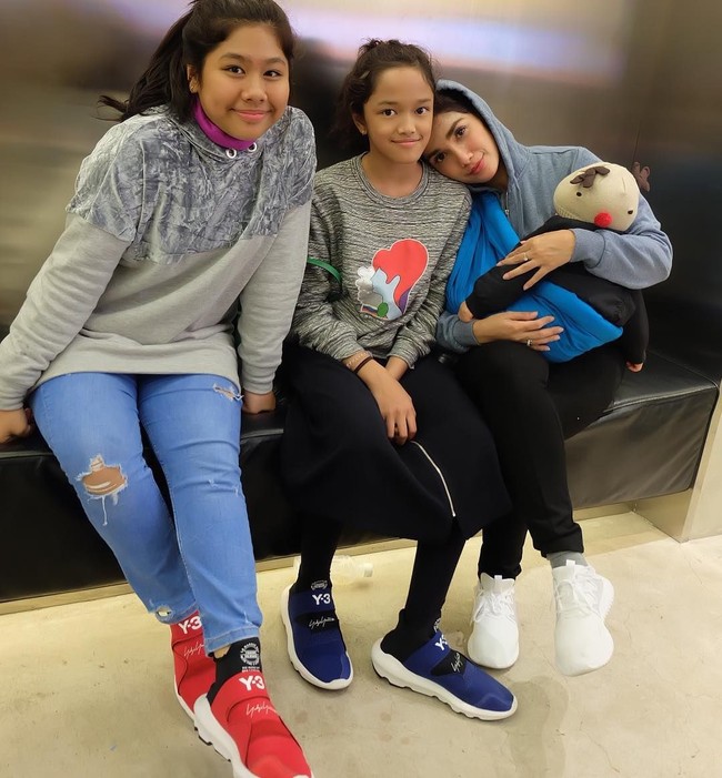 Ini merupakan potret Ussy Sulistiawaty bersama dua putri tercintanya, Syafa Al Zahra dan Nur Amalia Putri. Kedua putrinya mengenakan sneakers serupa beda warna dengan merek Y-3 Suberou. Harga dari situs resmi Y-3 US$ 350 atau Rp 4,7 jutaan.Foto: Dok. Instagram @ussypratama