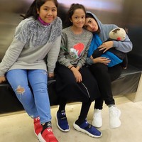 Ini merupakan potret Ussy Sulistiawaty bersama dua putri tercintanya, Syafa Al Zahra dan Nur Amalia Putri. Kedua putrinya mengenakan sneakers serupa beda warna dengan merek Y-3 Suberou. Harga dari situs resmi Y-3 US$ 350 atau Rp 4,7 jutaan.Foto: Dok. Instagram @ussypratama