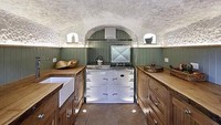 Nuansa rapi dan bersih terlihat dari ruang dapur rumah tersebut. Terlihat kabinet dapur yang konsisten menggunakan material kayu. Istimewa/Curbed.