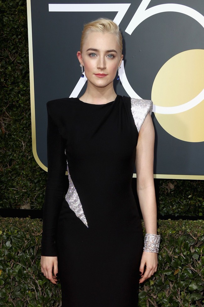 Nama aktris muda Saoirse Ronan memang sulit diucapkan. Saat tampil di acara Ellen Show, aktris asal Irlandia ini memberitahu kalau nama depannya dibaca ser-sha, bukan sey-oh-ir-se. Foto: Frederick M. Brown/Getty Images