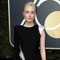 Nama aktris muda Saoirse Ronan memang sulit diucapkan. Saat tampil di acara Ellen Show, aktris asal Irlandia ini memberitahu kalau nama depannya dibaca ser-sha, bukan sey-oh-ir-se. Foto: Frederick M. Brown/Getty Images