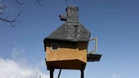 Rumah pohon ini dibuat dari dua pohon chestnut yang dipotong dan diangkut langsung dari gunung. Dezeen.com/Istimewa.