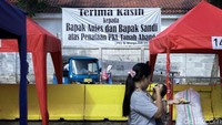 Para pedagang memasang spanduk ucapan terima kasih kepada Anies dan Sandi.