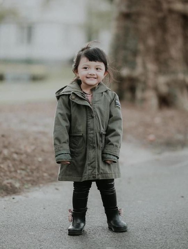 Gaya poni di atas alis Arsy Addara Musica Nurhermansyah ini membuatnya terlihat lucu. Arsy adalah anak dari Ashanty dan Anang, yang kerap didandani stylish oleh sang ibu. Foto: Instagram