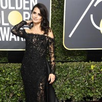 Sulit untuk menampik keseksian Penelope Cruz yang tampil dengan gaun off-shoulder Ralph and Russo ini. (Foto: Getty Images)