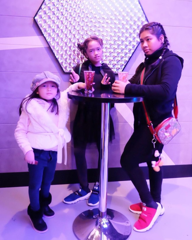 Tak hanya Ussy Sulistiawaty yang mengenakan barang-barang branded, anak-anaknya pun demikian. Seperti putri sulungnya Nur Amalia Putri atau yang kerap disapa Amel itu tampil stylish memakai sling bag dari Gucci seharga US$ 890 atau sekitar Rp 12 juta. Foto: Dok. Instagram @ussypratama