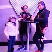 Tak hanya Ussy Sulistiawaty yang mengenakan barang-barang branded, anak-anaknya pun demikian. Seperti putri sulungnya Nur Amalia Putri atau yang kerap disapa Amel itu tampil stylish memakai sling bag dari Gucci seharga US$ 890 atau sekitar Rp 12 juta. Foto: Dok. Instagram @ussypratama