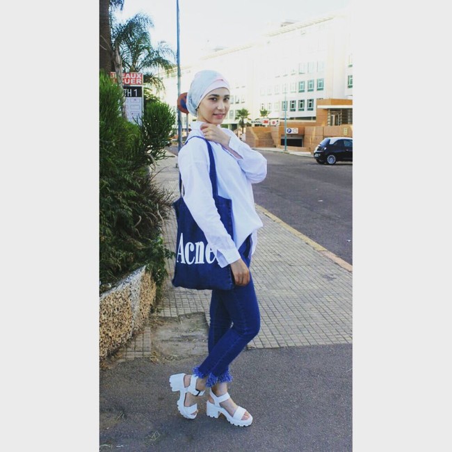 Penampilan kasual Kim Miso kali ini lebih feminin dan pemilihan tas canvas dan sepatu sandal bersol tebal warna putih. Gaya jilbabnya dibuat turban agar terlihat lebih urban. Foto: Dok. Instagram @kimmiso1194