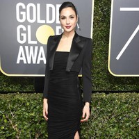 Gaun hitam polos dengan padanan blazer, gaya Gal Gadot terasa terlalu membosankan untuk acara sekaliber Golden Globes. (Foto: Frazer Harrison/Getty Images)