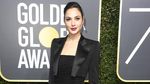 Pesona Para Selebriti Cantik Bergaun Hitam di Golden Globe 2018