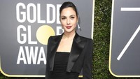 Gal Gadot terlihat cantik dan elegan dengan dress ketat dan blazer hitam. Frazer Harrison/Getty Images/detikFoto.