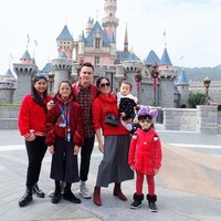 Ini menjadi potret kelurga Andhika Pratama dan Ussy Sulistiawaty ketika sedang di Hong Kong Disneyland. Mereka tampil kompak dalam padu padan serba merah. Ussy kembali membawa tas Hermes Kelly Mini untuk tampil simpel. Foto: Dok. Instagram @ussypratama