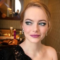 Aktris Emma Stone pernah mengatakan kepada Refinery 29 bahwa dirinya melakukan suntik kortison untuk mengobati jerawat yang timbul di wajahnya. Suntikan kortison dari dokter kulit dapat membuat jerawat yang sulit sembuh, seperti cystic acne dapat diatasi hanya dalam beberapa hari saja. Suntikan kortison mengandung steroid yang dapat melawan peradangan. Foto: dok. Instagram (Rachel Goodwin)