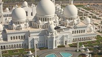 Ciri khas Masjid Sheikh Zayed adalah bangunannya yang serba berwarna putih. Keragaman budaya turut tergambar di arsitektur masjidnya, ada gaya bangunan Mughal (India, Pakistan, Bangladesh) dan Moor (Maroko) (Visit Abu Dhabi)