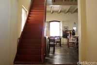 Tangga menuju kamar hostel (Randy/detikTravel) 