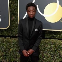 Caleb McLaughlin adalah aktor muda yang dikenal berkat serial Stranger Things. Ia pun tampil gagah mengenakan jas di acara penghargaan insan televisi dan film tersebut. Tampilan Caleb lebih kasual karena memakai dalaman turtle neck dari pada kemeja. Foto: Getty Images
