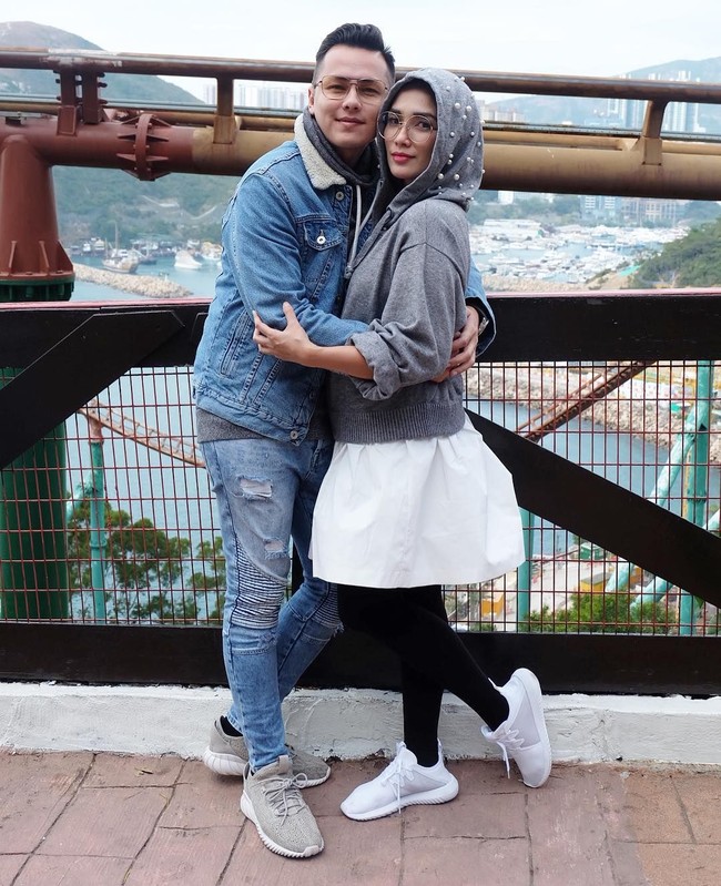 Sementara di foto ini, Andhika Pratama dan Ussy Sulistiawaty tampil mesra berpelukan dalam setelan kasual. Mereka tampil kompak mengenakan sneakers serupa. Foto: Dok. Instagram @ussypratama