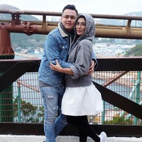 Sementara di foto ini, Andhika Pratama dan Ussy Sulistiawaty tampil mesra berpelukan dalam setelan kasual. Mereka tampil kompak mengenakan sneakers serupa. Foto: Dok. Instagram @ussypratama