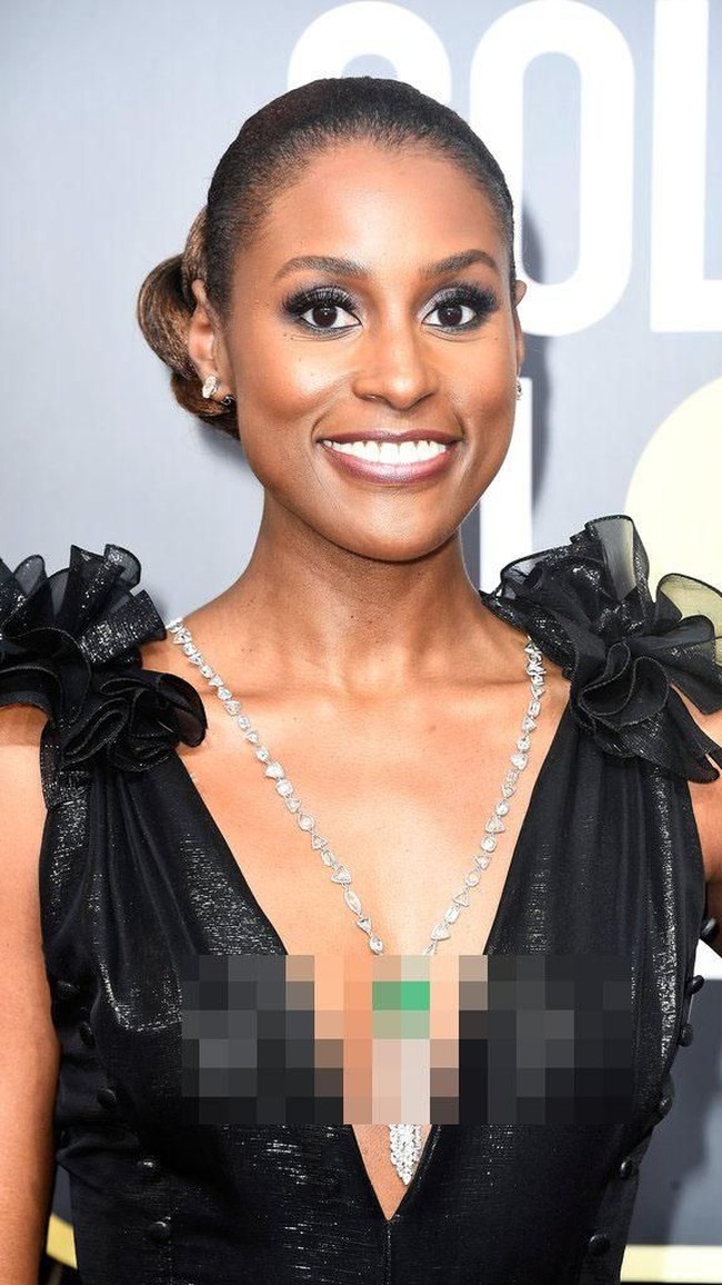 Issa Rae memukau dengan smokey eyes dan lipstik bernuansa shimerry.  Foto: Getty Images