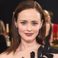 Si mata biru Alexis Bledel, cantik memukau dengan lipstik warna merah wine.  Foto: Getty Images