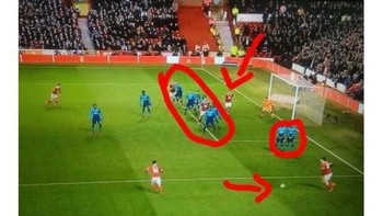 Wajar sih kalah, pertahanannya kayak gini. Foto: istimewa