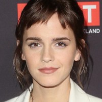 Saat hadir di BAFTA Tea Party, Hotel Los Angeles, Beverly Hills, California, Emma Watson menata poni pendeknya secara acak. Foto: Getty Images