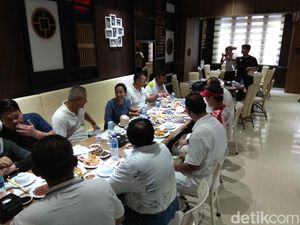 Usai Jalan Pagi di Monas, Rini dan Sandi Sarapan Bubur di Pecenongan