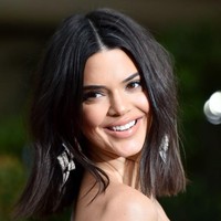 Mengenakan gaun dengan train panjang menyapu lantai dan makeup bernuansa nude, penampilan Kendall Jenner disebut bak bidadari. Foto: Getty Images
