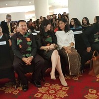 Menghadiri perhelatan Bazaar Art Jakarta 2016, di Hotel Ritz Carlton, Ahok dan Veronica Tan tampil serasi memakai batik Betawi motif bulus. Busana yang dikenakan keduanya merupakan rancangan penghuni rusun Marunda yang dibina oleh Dekranasda DKI. Foto: Dok. Instagram, Detikcom