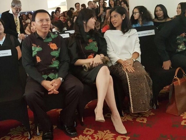 Menghadiri perhelatan Bazaar Art Jakarta 2016, di Hotel Ritz Carlton, Ahok dan Veronica Tan tampil serasi memakai batik Betawi motif bulus. Busana yang dikenakan keduanya merupakan rancangan penghuni rusun Marunda yang dibina oleh Dekranasda DKI. Foto: Dok. Instagram, Detikcom