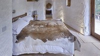 Di sudut ruangan lain terdapat kamar tidur untuk dua orang yang berhadapan dengan pintu ke halaman lainnya. Istimewa/Curbed.
