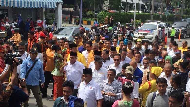Naik Betor, Edy-Ijeck Daftar ke KPU Sumut Naik Betor, Edy-Ijeck Daftar ke KPU Sumut