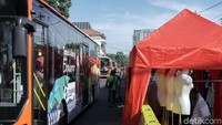 Kini, jalan di depan Stasiun Tanah Abang hanya boleh dilalui oleh bus TransJakarta.