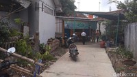 Sulistyani merupakan anak ketiga dari 4 bersaudara, pasangan Sumarni dan Bakir (alm)  warga Dukuh Baran, RT 2 RW 3 Desa Sidoarjo, Kecamatan Pati. Namun setelah tamat kuliah, Sulistyani tinggal bersama suami seorang pensiunan Dinas Pekerjaan Umum (DPU) Pati, Arif Budi Hermanto (59) di Perumahan Sukoharjo, Kecamatan Margorejo. (Foto: Arif Syaefudin/detikcom)