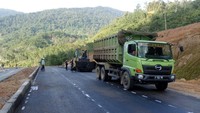 Proyek pelebaran Nanga-Batas Serawak dengan nilai kontrak sekitar Rp 13 miliar ditangani oleh PT Mandiri Kita Perkasa. Pelebaran jalan ini telah akan diserahterimakan pada 31 Desember 2018. Pool/PUPR.