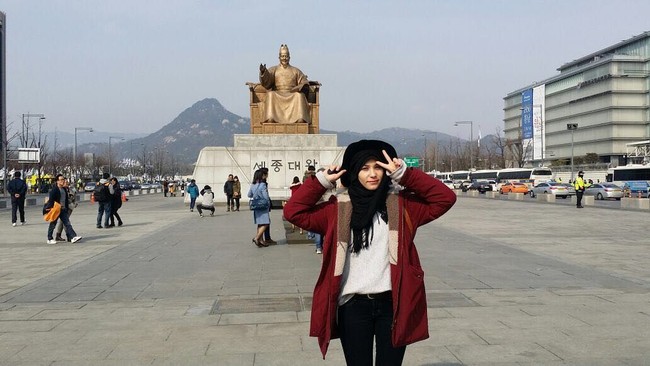 Dalam kesehariannya, Kim Miso suka bergaya kasual. Kali ini ia hanya menerapkan padu padan kaos putih polos dan celana hitam. Jaket merah melengkapi gayanya saat berpergian di siang hari ketika cuaca sedang dingin. Foto: Dok. Instagram @kimmiso1194