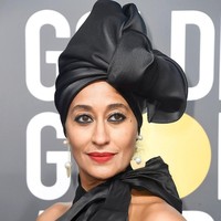 Tracee Ellis Ross tampil bold dengan aksesori kepala yang menutupi rambutnya.  Foto: Getty Images