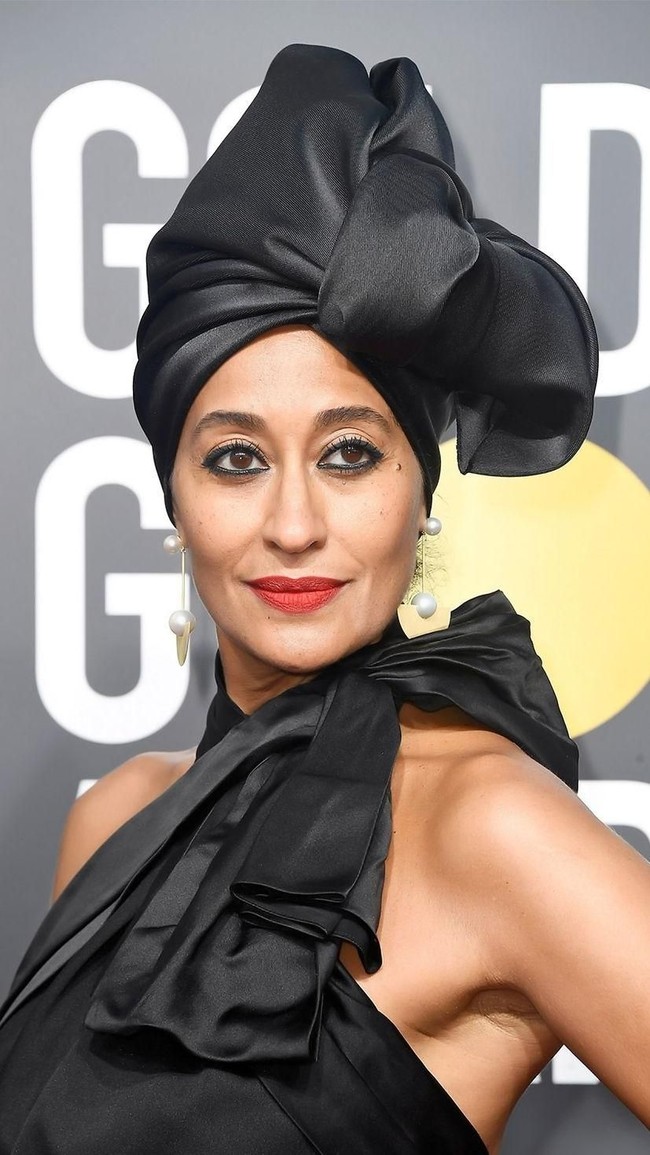 Tracee Ellis Ross tampil bold dengan aksesori kepala yang menutupi rambutnya.  Foto: Getty Images